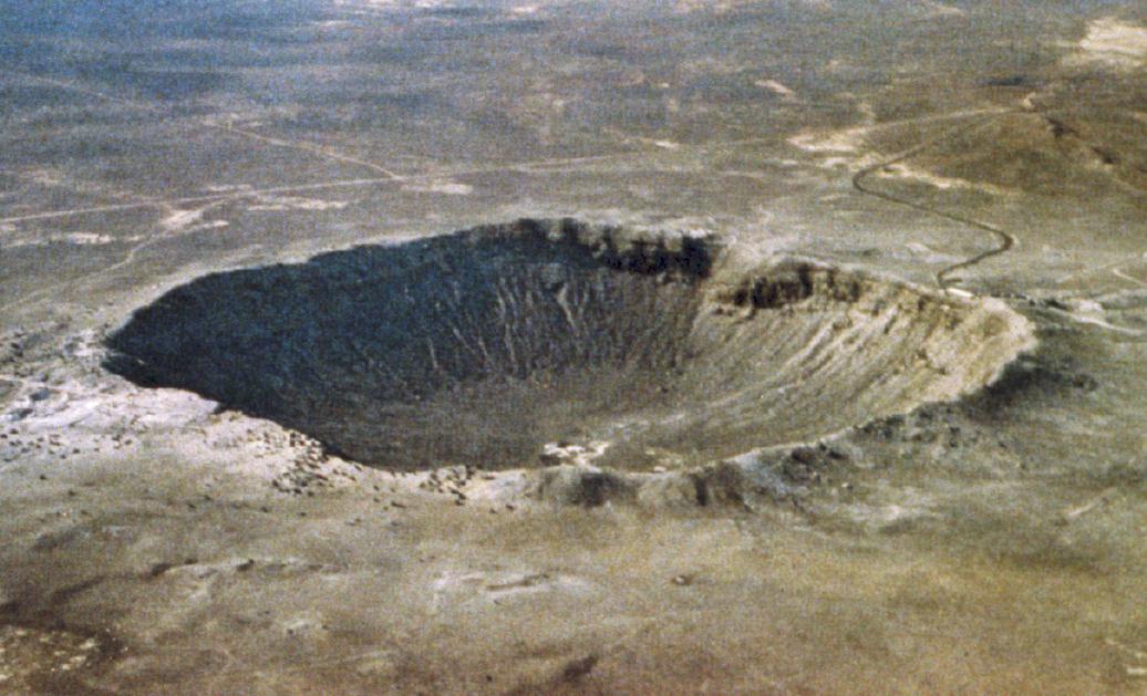Der Canyon Diablo in Arizona: 1,2 Kilometer im Durchmesser, heutige Tiefe 170 Meter. Der Krater entstand vor etwa
                                20.000 Jahren durch den Einschlag eines Eisenmeteoriten mit einer Masse von ca. 1 Million Tonnen.