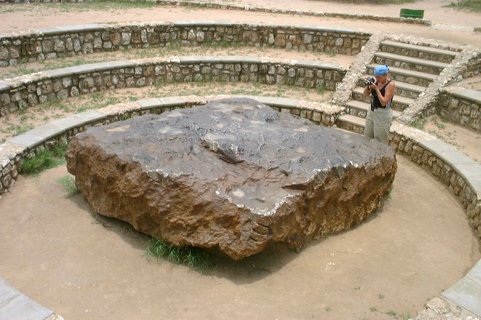 Der Meteorit Hoba in Namibia hat ein Gewicht von 60 Tonnen und schlug vor ca.
                                80.000 Jahren auf der Erde ein. © confluence.org