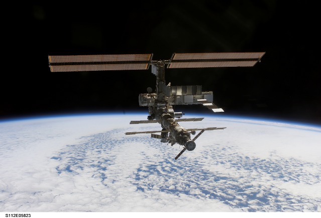 Das Foto wurde am 16. Oktober 2002 von dem Space Shuttle <b>Atlantis</b> aus aufgenommen, nachdem es von der ISS entkoppelt hatte. Es zeigt die Raumstation vor dem Hintergrund der Schwärze des Alls und des Erdhorizonts (niedrige Auflösung). © NASA