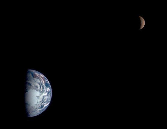 Dieses Bild wurde von der Sonde <b>NEAR</b> (Near Earth Asteroid Rendezvous Spacecraft) aufgenommen, als sie im Januar 1998 durch das System Erde-Mond flog, © NASA
