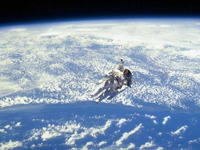 Astronaut bei einem weiteren Weltraumspaziergang, © Strato Medien AG