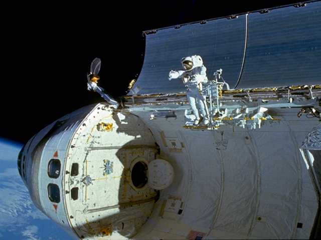 Astronaut beim Bedienen von Instrumenten des Space Shuttles, © Strato Medien AG