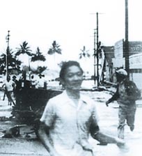 1. April 1946: Einwohner von Hilo, Hawaii, fliehen vor einem heranrasenden Tsunami.