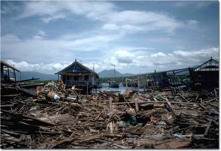 Zerstörung durch einen Tsunami in Maumere (Indonesien) im Dezember 1992, © University of Southern California, USA